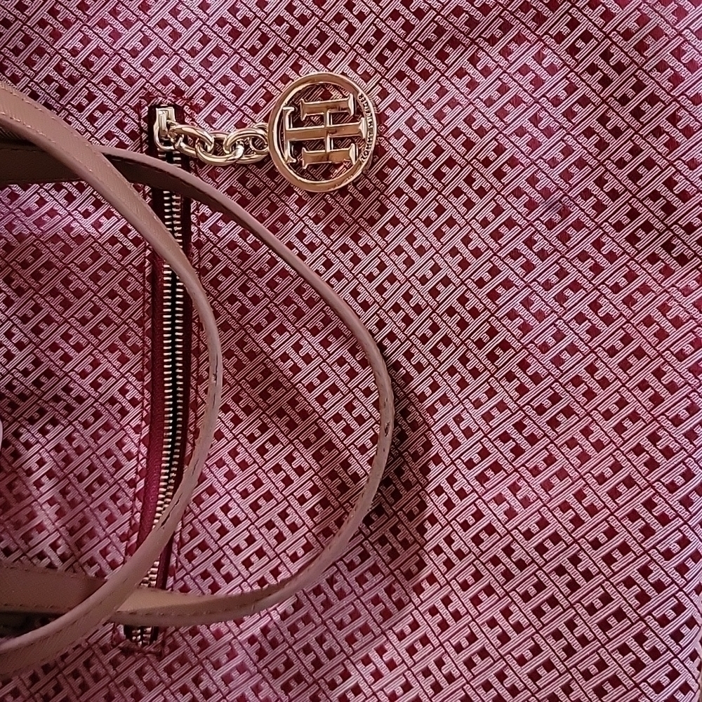 𝅺tommy Hilfiger Purse - Picture 4 of 4